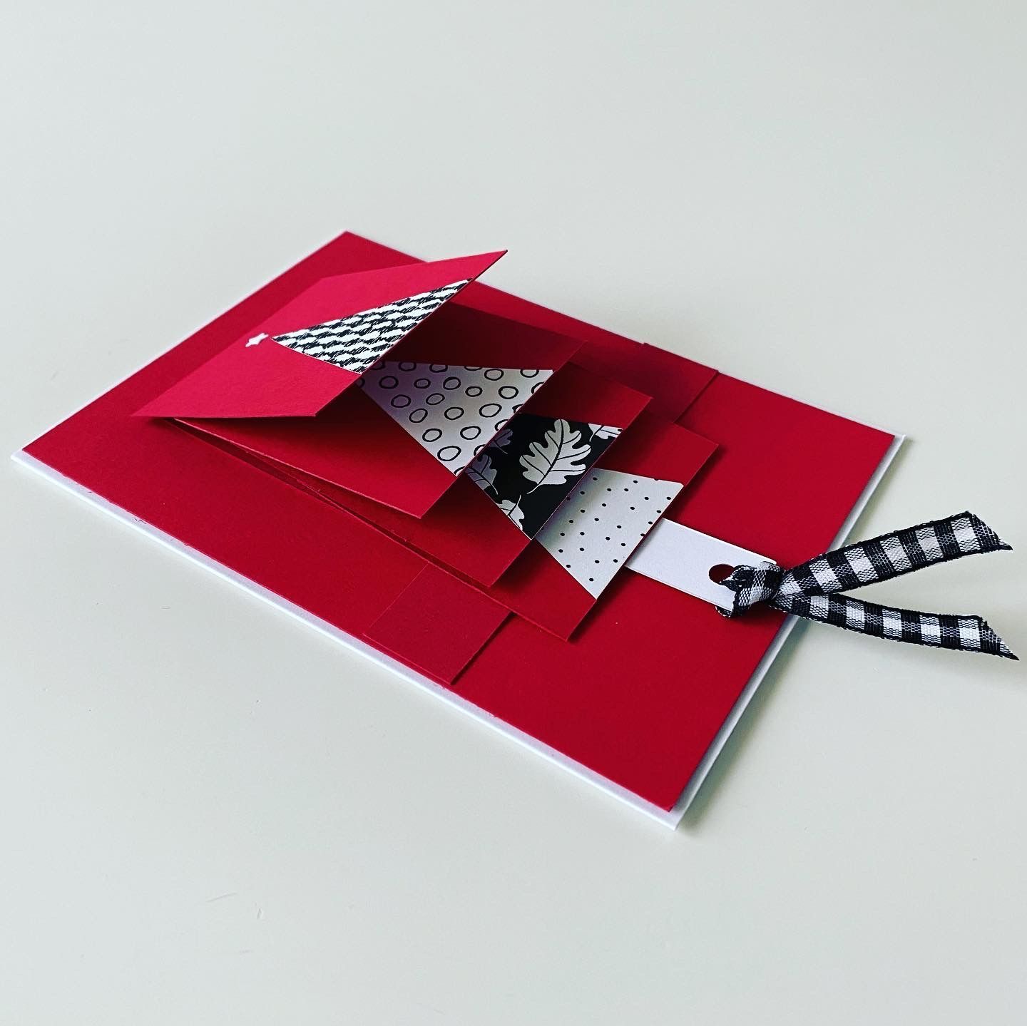 Rote Weihnachtskarte mit Tannenbaum, gebastelt und fotografiert von Kathrin Kindermann