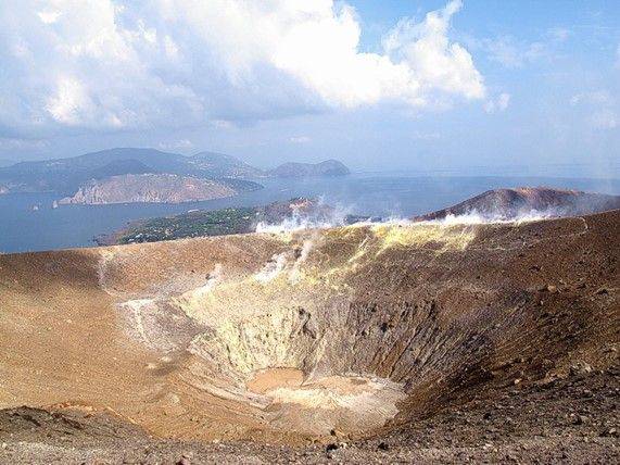 Fumarolendämpfe des Gran Cratere auf der Insel Vulcano