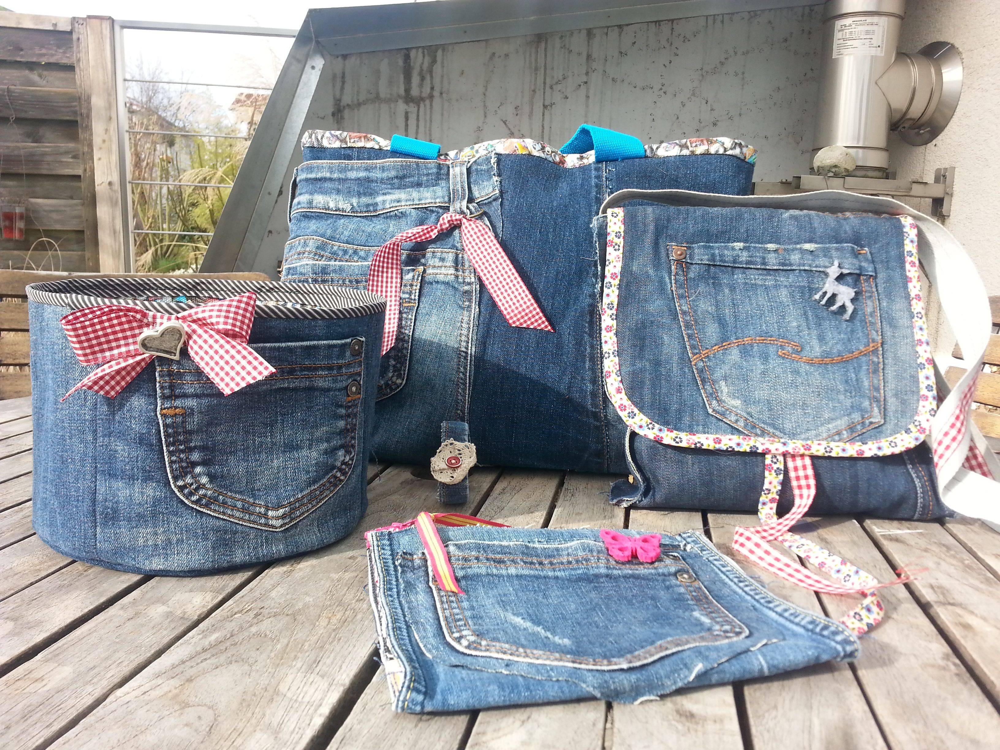 Taschen und Korb aus alten Jeans genäht und verziert. Foto: Birgit Rückert