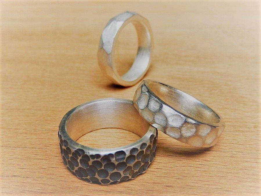 Ringe, die mit Wachsrohlingen hergestellt wurden, fotografiert von Andrea Stoll