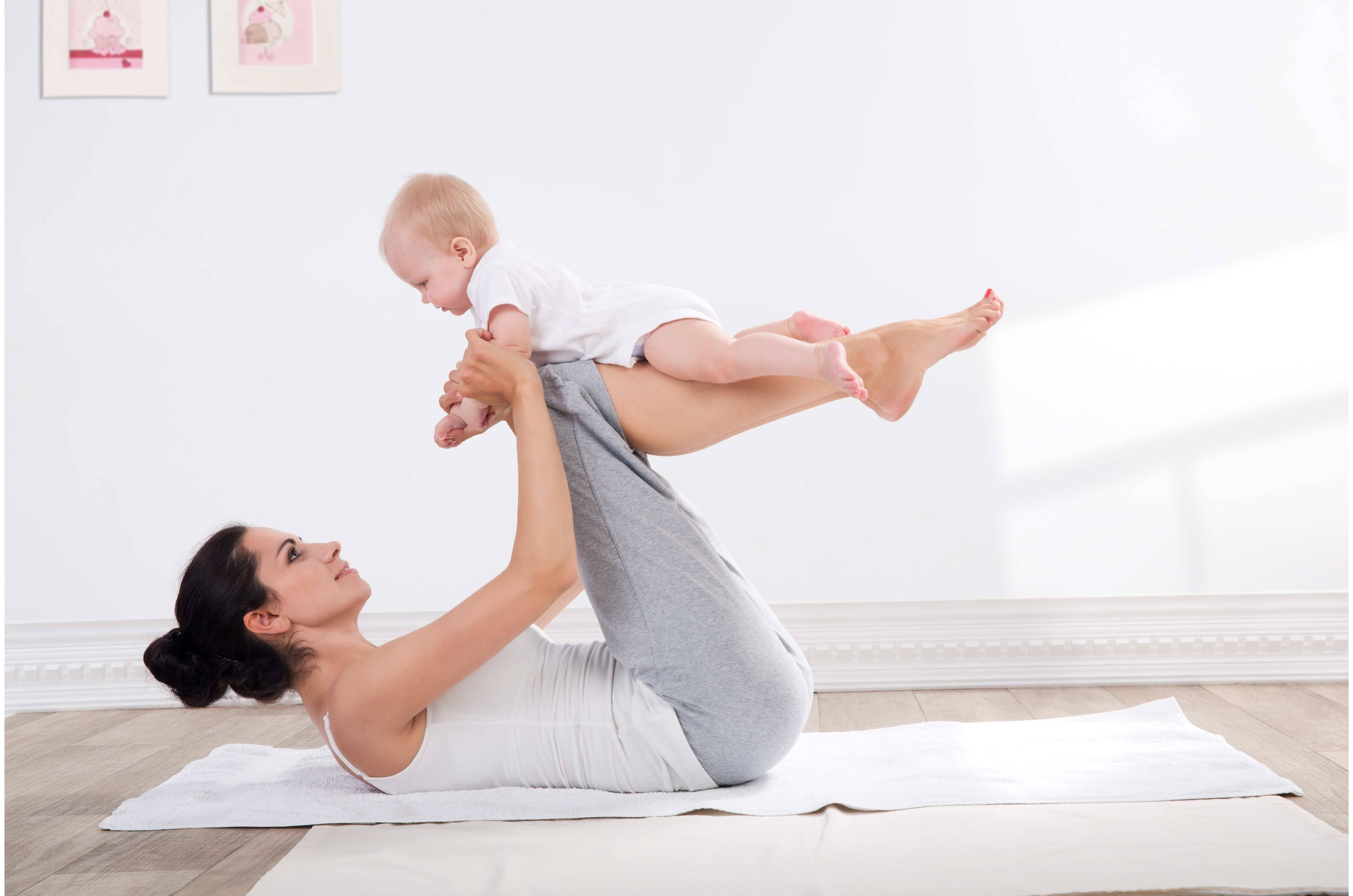 Gymnastik Frau und Baby
